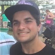 Studente di college americano impartisce ripetizioni di inglese